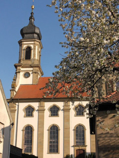 Außenansicht Kirche Castell vom Kniebrecher kommend