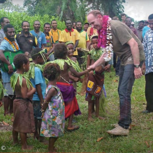 2015: Dekan Günther Klöss-Schuster begrüßt die Kinder in Logaweng