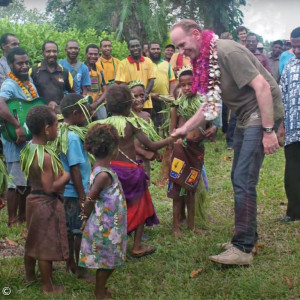 2015: Dekan Günther Klöss-Schuster begrüßt die Kinder in Logaweng