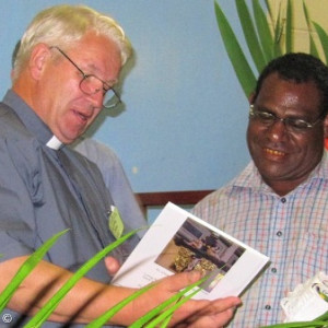 2009: Martin Oeters übergibt Fotobuch an Lucas Kedabing